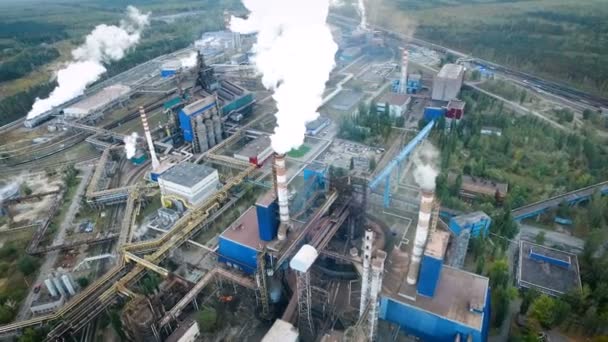 Den industriella delen av staden Lipetsk. Fabriker inte långt från järnvägens kvadkoptervy — Stockvideo