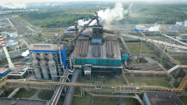 Der industrielle Teil der Stadt Lipetsk. Fabrikkomplex außerhalb der Stadt in der Nähe des Eisenbahn-Quadkopters — Stockvideo