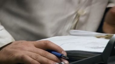 Perm 'deki havacılık binası. Beyaz önlüklü bir işçi kayıt defteriyle çalışmış.