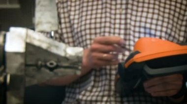 Perm 'deki uçak fabrikasında otomatik el. Kontrol panelinin yardımıyla çalışan kişi ekipmanı ayarlar.