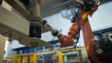 Konsol tarafından kontrol edilen cihaz ürünü metal bir standa koyuyor. Rusya 'da uçak fabrikası