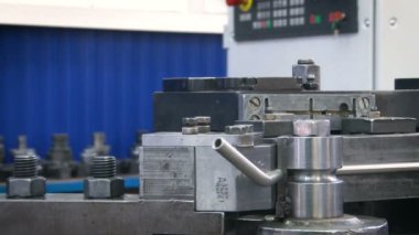 Parçaları birleştirmek için aygıt. Uçak Permasının otomatik üretimi