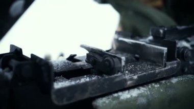 Eldivenli adam tüfeği depoya yüklüyor. Rusya atış menzili