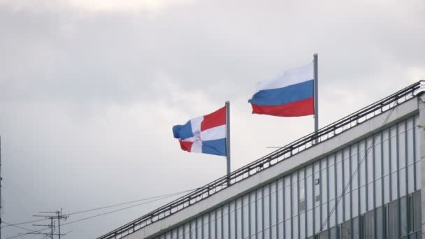 Region Perm. Die sich entwickelnde Flagge Russlands und Perms auf dem Gebäude — Stockvideo