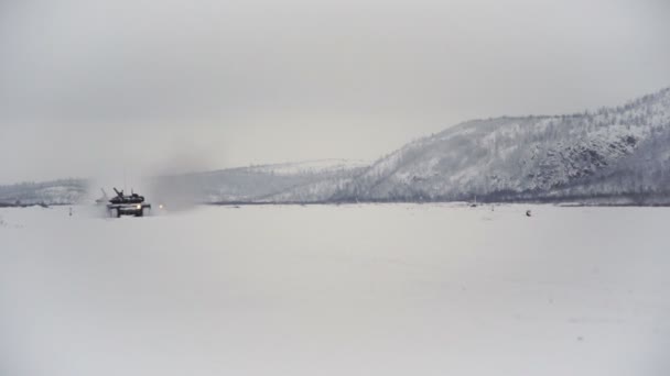 Campo de tiro cubierto de nieve en las tierras altas. Tanques listos para pruebas — Vídeos de Stock