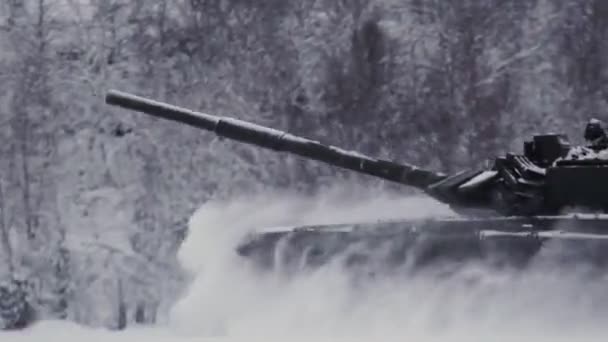 Campo de tiro. Pruebas del tanque en un terreno cubierto de nieve — Vídeos de Stock