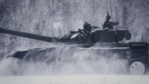 O tanque se move em alta velocidade ao longo do campo de neve. Faixa de tiro — Vídeo de Stock
