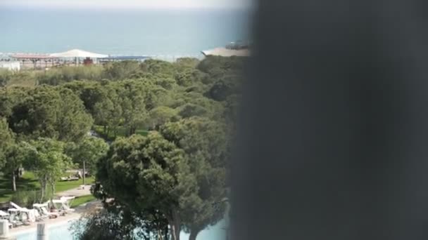 Готель у Туреччині. Вид з вікна готелю на море і готелі басейни — стокове відео