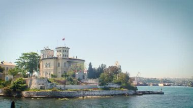 Küçük adalarda bulunan binalar. Hareket eden teknelerle çekim yapmak