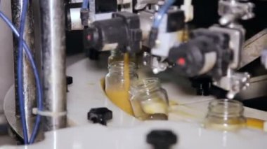 Özel otomatik makine. Sarı madde kutuları dökülüyor.
