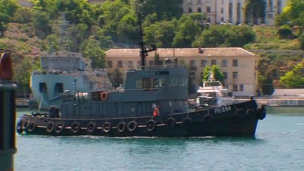 Velký motorový člun proplouvá vodou. Ten muž ovládá loď. 02.07.2009 — Stock video