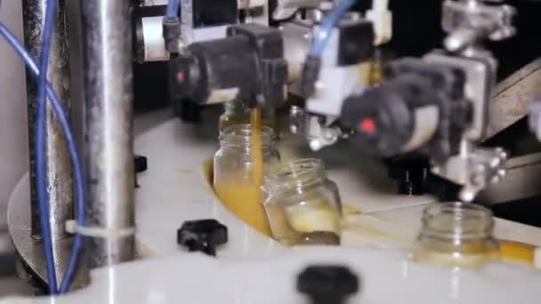 Macchina automatica speciale. Versare le lattine della sostanza gialla — Video Stock