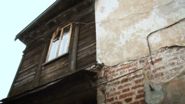 İki katlı bina. Yarım ahşap tuğla bina. Karlı hava