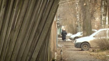 Evlerin yanındaki patika. Yolda yürüyen bir kadın