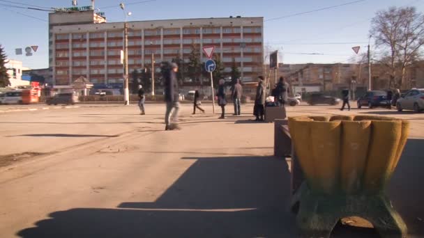 Ciudad en Rusia. La gente se para en la parada de autobús — Vídeo de stock