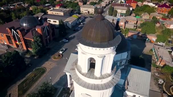 Luchtfoto van een christelijke kathedraal met klokkentoren en koepels. — Stockvideo