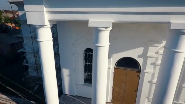 Вид с воздуха на христианский собор с колокольней и куполами. — стоковое видео