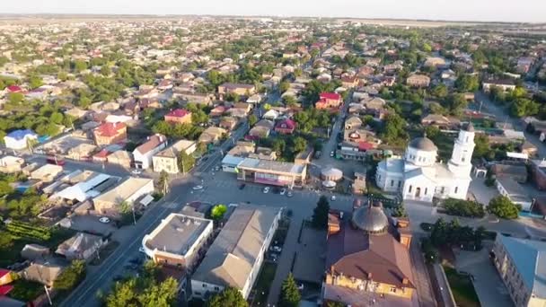 Güneşli bir günde bir köy şehri ve Chyrch 'in hava helikopter görüntüsü. — Stok video