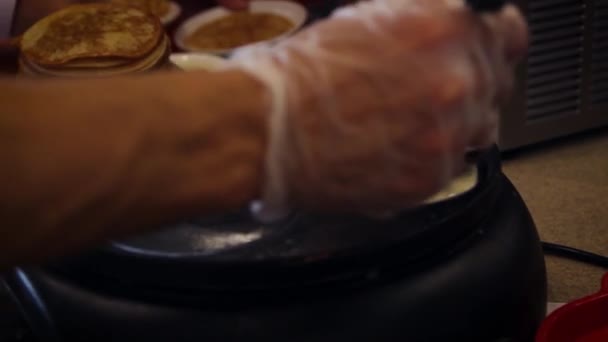 Pannkaksberedning. Dags för frukost. Matlagningsutrustning. Manliga händer kokar pannkakor. Närbild matlagning utsikt. — Stockvideo