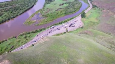 Dağ otoyolunun en üst manzarası. Arabalar, nehir. Güneşli bir gün