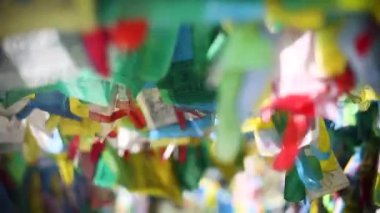 Budist çok renkli başörtüleri - hadakalar. Yakından bak. Kültür geleneği