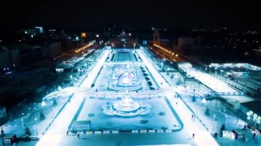 Moskova 'daki VDNH parkındaki hava buz pateni pistinde. Geceleri kış. Işıklandırma