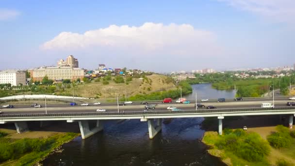 Автомобильный мост через небольшую реку в глубинке России — стоковое видео