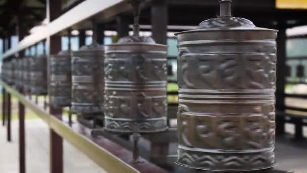 Szoros kilátás a buddhista forgó ima dob — Stock videók