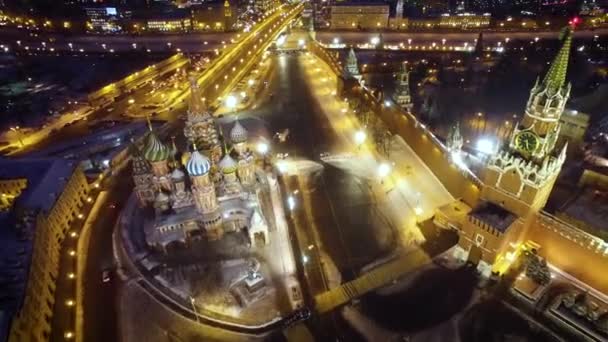 Flyger över Röda torget. Moskva, Kreml, bilar, snöröjning. Vinternatt — Stockvideo