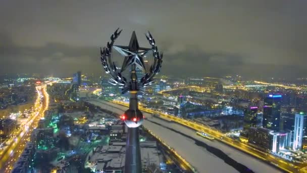 Moskova 'daki gökdelenlerin arka planına karşı binadaki Sovyet yıldızının havadan görünüşü. Gece — Stok video