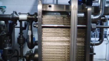 Süt ürünlerini işlemek için otomatik aygıt. Kırsalda güneşli bir günde ev çiftliği