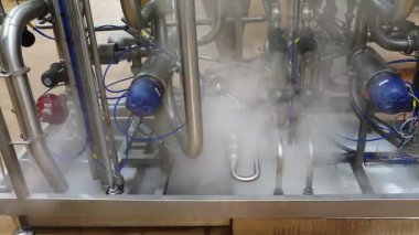 Bileşenlerden ya da hammaddelerden ya da bu şekilde bir üretim sürecinden üretim ve üretim yapma eylemi. Metal borular, buharın görüntüye yakın geldiği borular