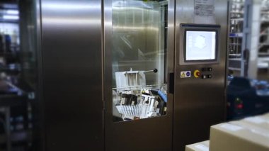 Bileşenlerden üretme ve üretme eylemi. İçecekler için plastik pipet yapıyorum.