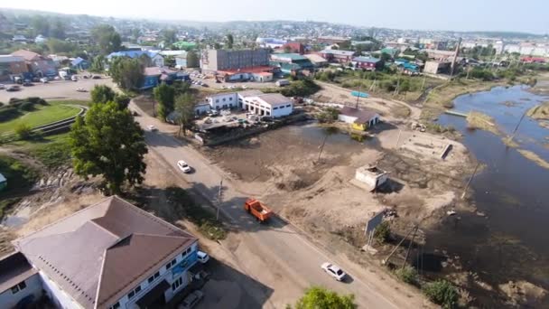 Assentamento urbano. As casas estão localizadas perto de corpos d 'água. Uma estrada numa vista pantanosa. Helicóptero — Vídeo de Stock