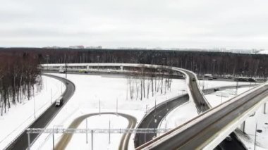 Hareket için tasarlanmış bir arazi şeridi. Araba trafiği için asfalt yol. Orman kuşağındaki patika üst hava manzaralı.