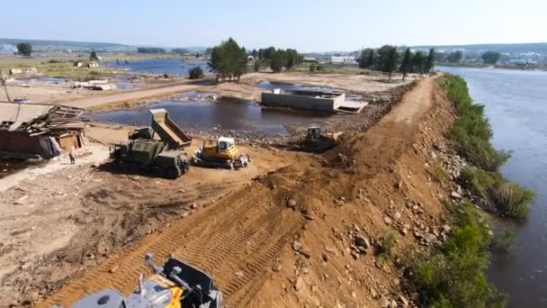 推土机在工作。用泥土和沙子建造一座大坝.Herocopter — 图库视频影像
