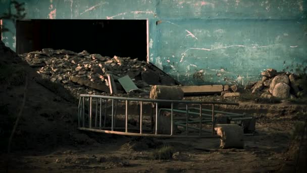 Lokalitas di Rusia. Bangunan taman kanak-kanak yang ditinggalkan dengan buruk. Tumpukan puing-puing konstruksi — Stok Video