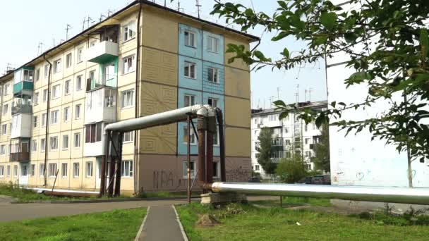 러시아에 있는 5 층짜리 집입니다. 집들 사이의 파이프를 난방하는 일. 오래 된 스타일 의집들 — 비디오