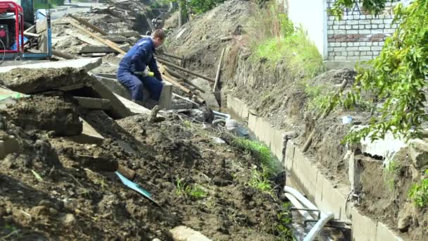 Perbaikan pipa. Pekerja meletakkan pemanasan baru. Rusia di siang hari — Stok Video