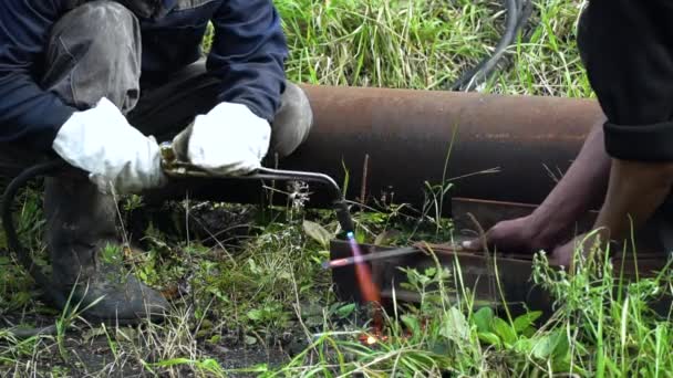 Zavřít pohled na svářecí stroj ve dne. Dělníci odřezávají plechy. Vytápění kovu — Stock video