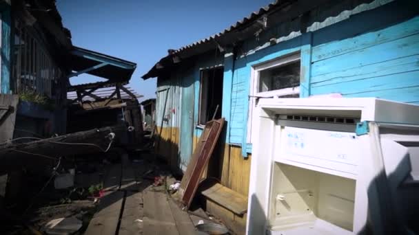 Puerta azul de la casa. Un rastro de terrible destrucción. El territorio de la casa después de la inundación y el huracán — Vídeos de Stock