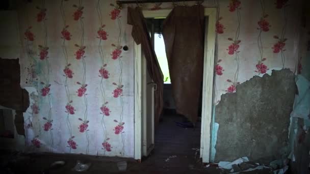 Verschrikkelijke vernietiging na de ramp. Gescheurd behang en doorweekte vloeren. Verlaten woongebouwen in Rusland — Stockvideo