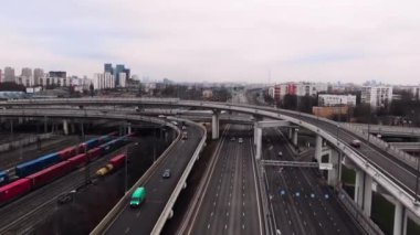 Büyük bir şehirde bir yol. Arabalar güzergah boyunca hareket ediyor. Rusya hava görüntüsü taşıyor