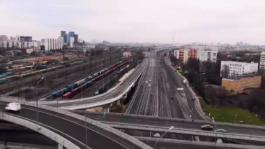 Büyük şehir. Konumlar arasında yol bağlantısı. Rusya hava sahasında kentin yakınındaki demiryolu rayları