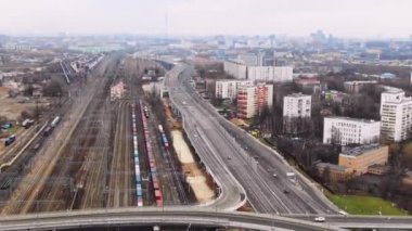 Demiryolu taşımacılığı. Büyük, çok kanallı bir demiryolu. Yol manzaralı bir şehir.
