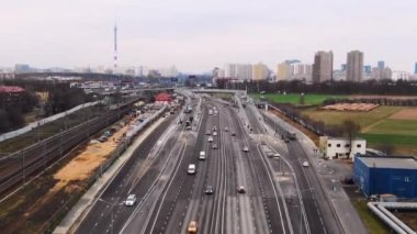 Büyük Moskova yolu. Birçok şeritli bir yol. Arabalar hava manzarası üzerinde hareket ediyor.