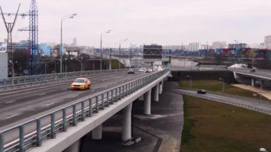 Şehirden gelen yeni yol. Arabalar çok şeritli bir yolda ilerliyor. Rusya 'nın büyük şehri güzel günlerin en güzel manzarası.