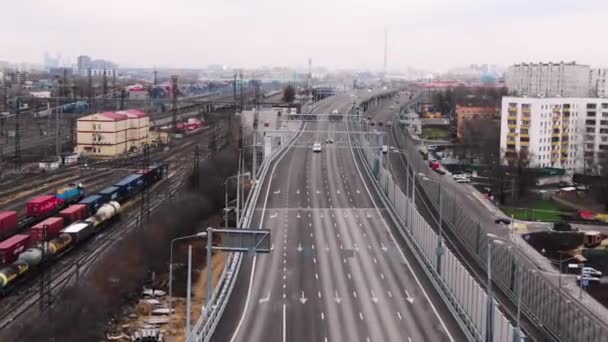 Autopistas federales de Rusia. Seguimiento en grandes ciudades. Disparos con un quadrocopter durante el día — Vídeos de Stock