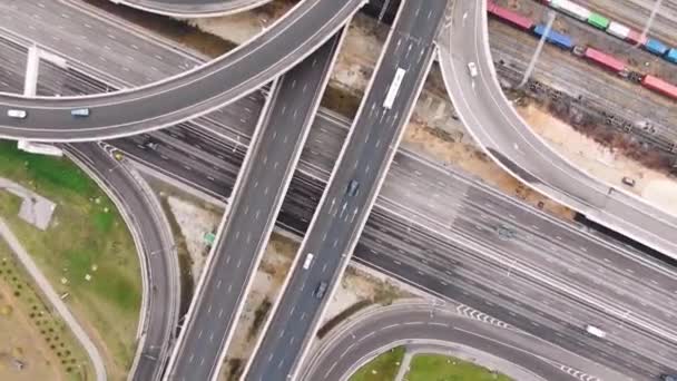 ロシアの大きな高速道路。都市の空中風景の中に複数レーンの道路上の多くの橋 — ストック動画