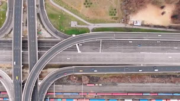 Snelweg. Aansluitende delen van de weg. Rijden op de route naar het uitzicht op de stad op de zonnige dag — Stockvideo